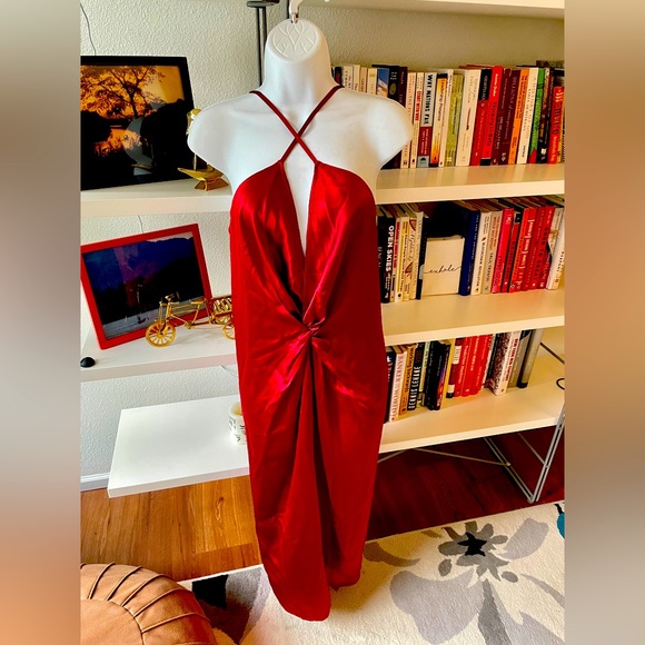 Elegant Red Satin Dress - Picture 3 of 6